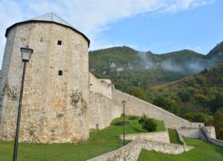 Fortifications Between Porta Phani and Petri Kapoussi